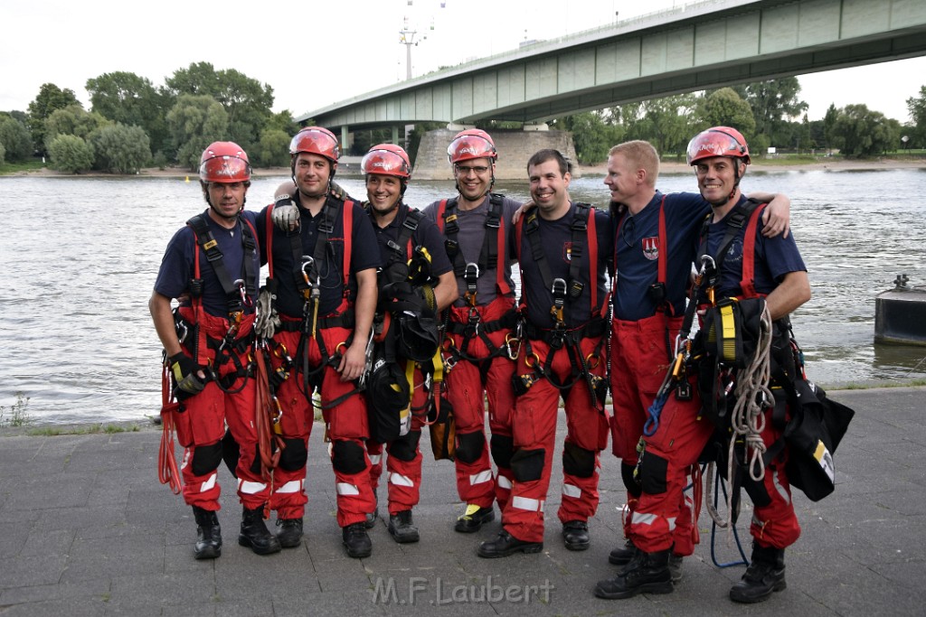 Koelner Seilbahn Gondel blieb haengen Koeln Linksrheinisch P737.JPG - Miklos Laubert